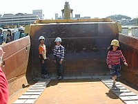 大型ダンプの荷台は広いです