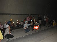 トンネルの中で貫通式のビデオ上映