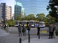 JR神戸駅南側の広場で受付を済ませ、これから見学に出発します。