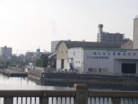 大輪田橋の上から説明を受けている一行の様子はこんな感じです。