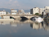 大輪田橋の全景です。見た目は石積みの橋に見えますが、実はコンクリートの橋です。