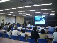 阪神高速道路(株)大阪管理部内の見学者ルームにて。阪神高速道路の事業について説明がありました。