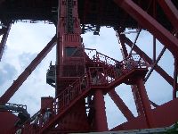 陸地からエレベータに乗りこむための階段。登頂(約70m上空)まで約2.5分です。