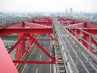 橋の最上階へ。見下ろせば阪神高速道路を利用する車が走っています。