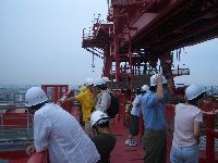 上空70mから大阪港周辺ランドマークを見渡す見学者の方々。