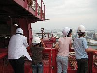 上空70mから大阪港周辺ランドマークを見渡す見学者の方々。