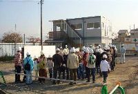 最初の見学先は鯖江市の第一新出踏切地下道路。まず地上で工事の目的などの説明を受けました。