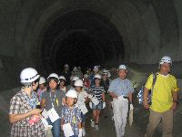トンネルの中を探検。「思ったよりもすずしいなあ。」