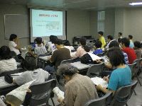 京阪電鉄高架化の説明。「電車や車を止めずに工事するために、夜中に大変な工事をやってたんだね。」
