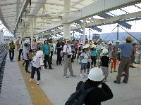 「ホームも真っ白。開通したら、また見に来たいな。」