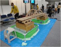 浮体式可動橋の模型です。水槽に水を張っています。箱形のポンツーンは浮いています。