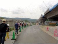 一つ目の見学先に到着。建設中の高速道路のそばを通り「にそと工事館」に向かいます。