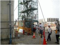 足場をゆっくり登ります。工事現場らしいですね。