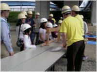 ゴム紐を引っ張って締め付けた時と、緩めた時の強度の違いが分かるかな?
