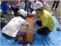 一つ一つレンガを並べていきます。レンガで指を挟まないように注意!